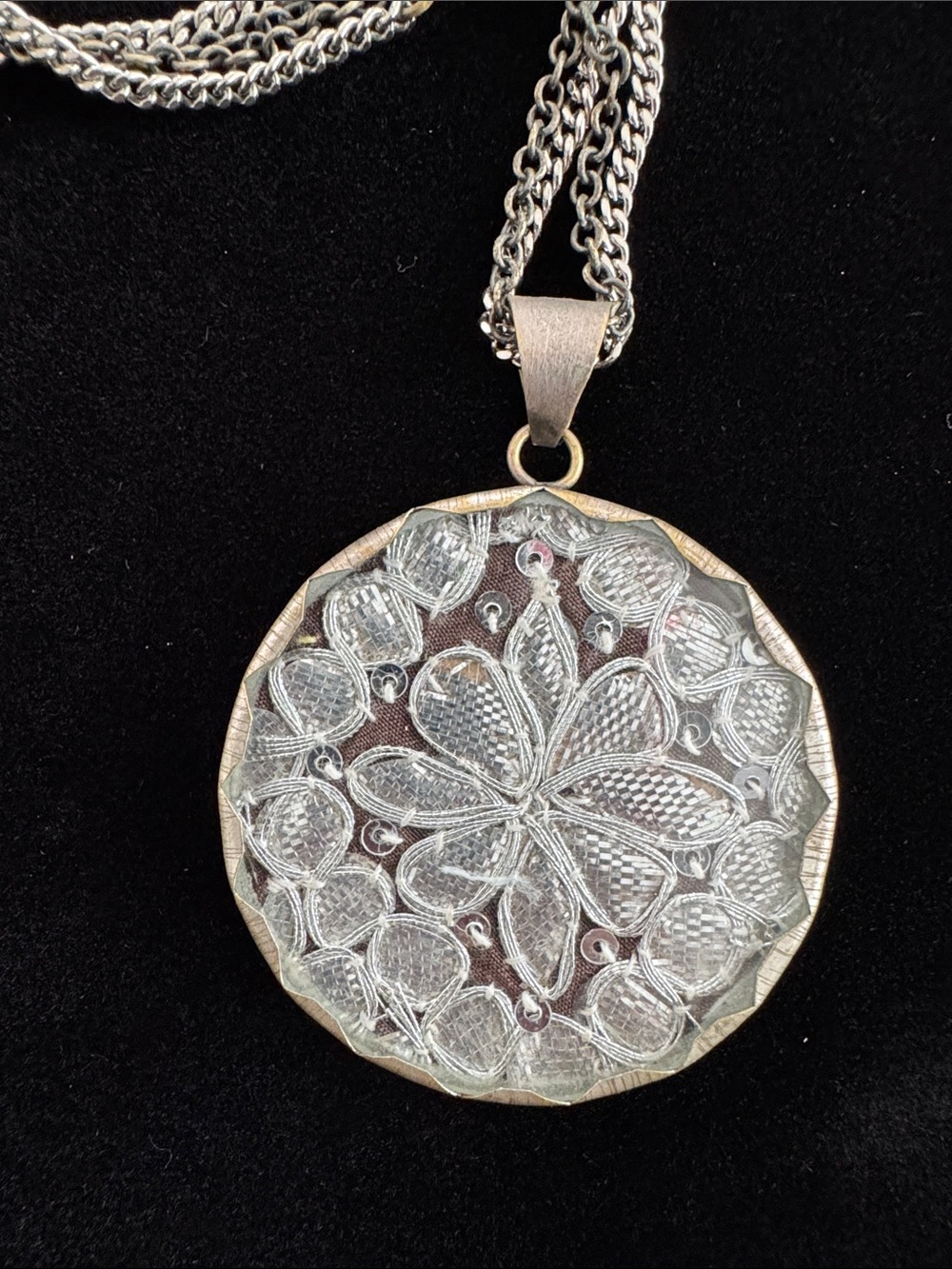 Presh Sari Pendant Necklace with Elegant Long Chain - Picture 2 of 9